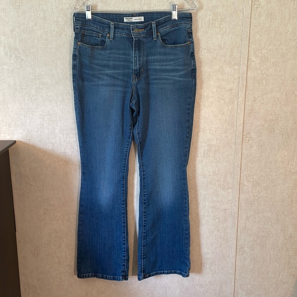Signature gold by Levi Strauss women’s jeans size 8 short. Mid rise bootcut.